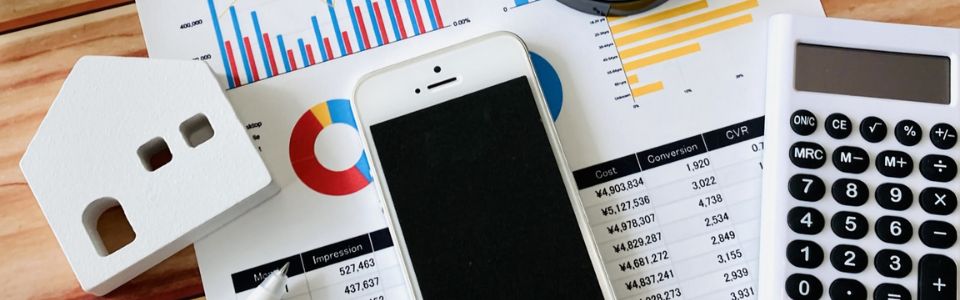 不動産査定資料とスマートフォン・電卓による相続不動産の分析イメージ