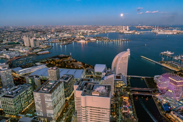 横浜みなとみらいの夕暮れ時の都市景観と港の空撮