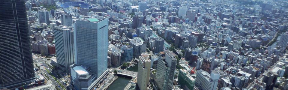 東京都心の高層ビル群と河川を上空から見下ろす都市景観