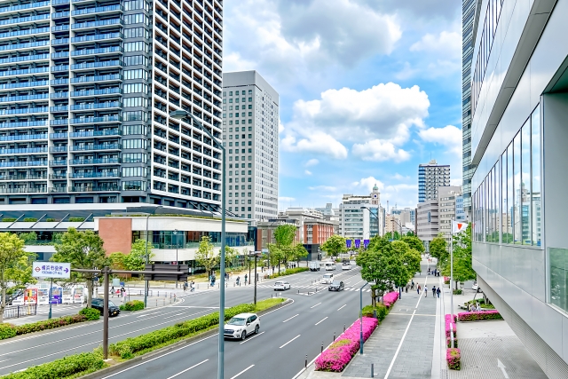 街路樹と花壇が整備された横浜の近代的な都市通り