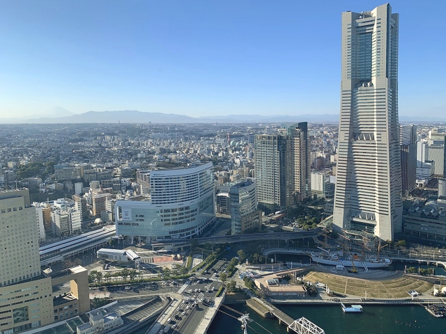 横浜ランドマークタワーを中心としたみなとみらい地区の全景