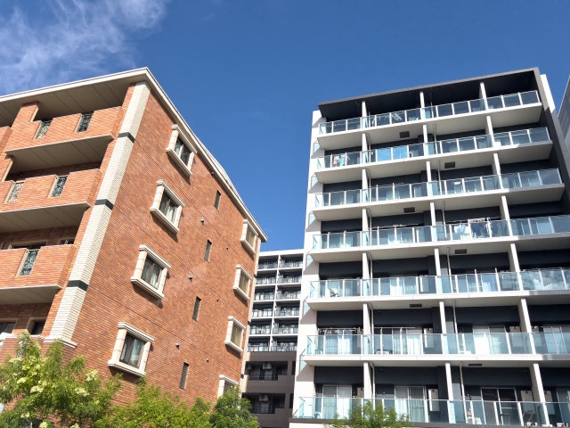 レンガ調と白を基調とした外観が対照的な2棟のマンション