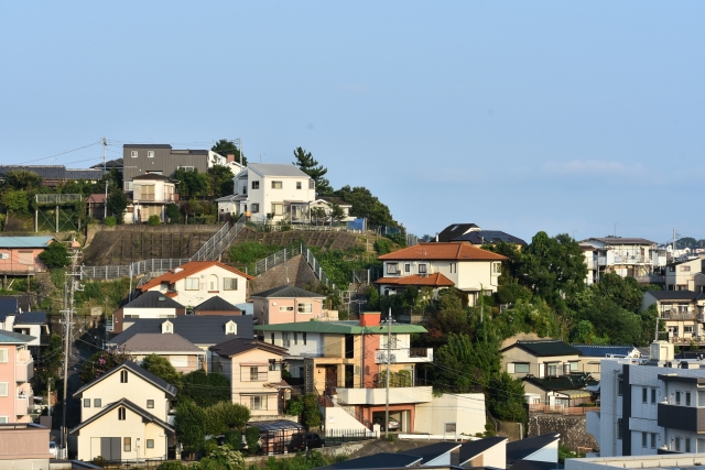 丘陵地に広がる住宅街と様々な種類の戸建て住宅群
