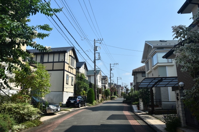 緑が豊かな閑静な住宅街の通りに並ぶ戸建て住宅