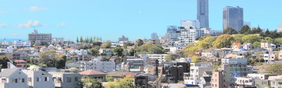 住宅街の奥にランドマークタワーが見える横浜の街並みパノラマ