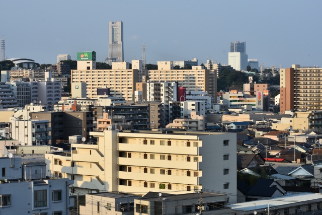 ランドマークタワーが遠くに見える横浜市内のマンションや住宅が密集する市街地